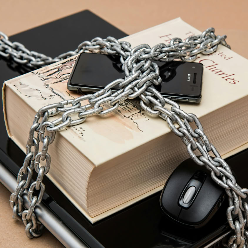 Schwarzes Android Smartphone Oben Auf Wei&szlig;buch